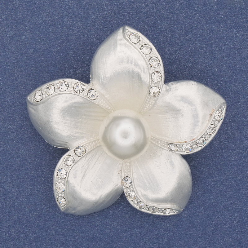 Broșă-pendentă «Floare», culoare perlată, perlă albă, strasuri, metal argintiu, 47 mm+