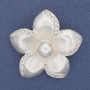 Broșă-pendentă «Floare», culoare perlată, perlă albă, strasuri, metal argintiu, 47 mm+