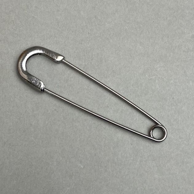 Broșă-pin din metal, culoare oțel închis, 20×77 mm