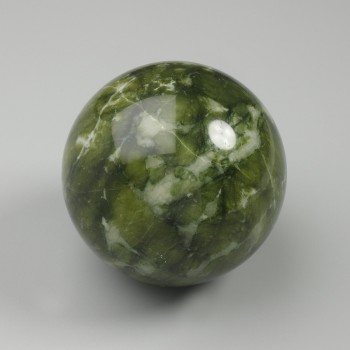 Bilă de suvenir din piatră naturală jadeit, diametrul 60–70 mm ±, sortiment de dimensiuni, greutate de la 450 g. (preț per 100 g)