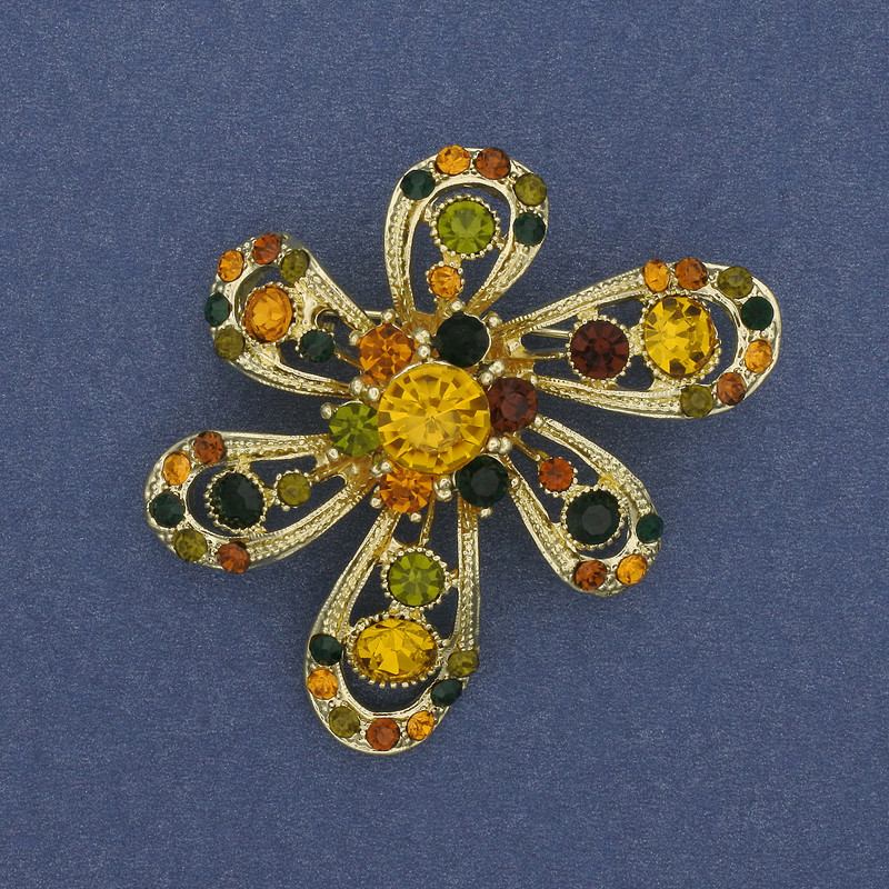 Broșă floare cu strasuri, metal auriu, 46×47 mm+