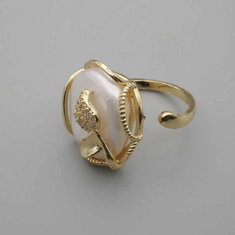 Inel baroc cu perlă într-o montură aurie