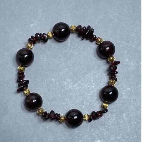 Brățară cu granat, mărgele netede, diametru 12 mm ±, fragmente 7×2 mm ±, lungime 18 cm, pe elastic