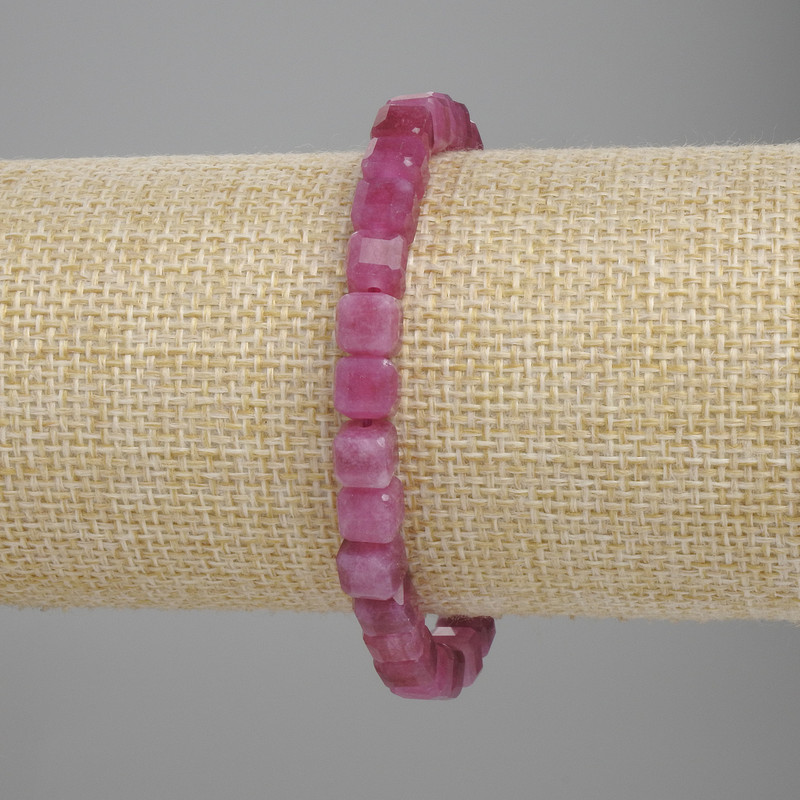 Brățară cu turmalină fațetată în formă de cub, dimensiune 6×6 mm, lungime 18 cm ±, pe elastic