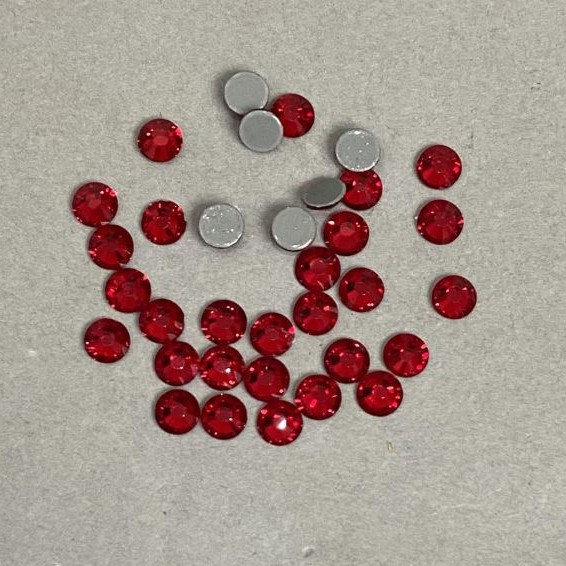 Strasuri cu fixare la rece, culoare roșu, diametru 5 mm ±, ambalare 250 g (+/-)