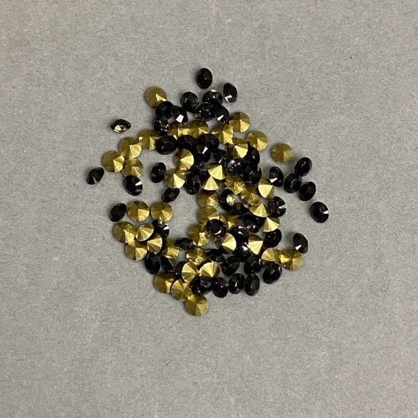Strasuri negre, pietricele, diametru 2,5 mm (±), ambalaj 4 g (±)