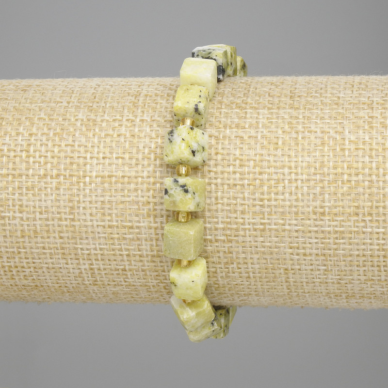 Brățară din jadelit fațetat cub 7×7 mm +-, mărgele 3 mm +-, lungime 18 cm +- pe elastic