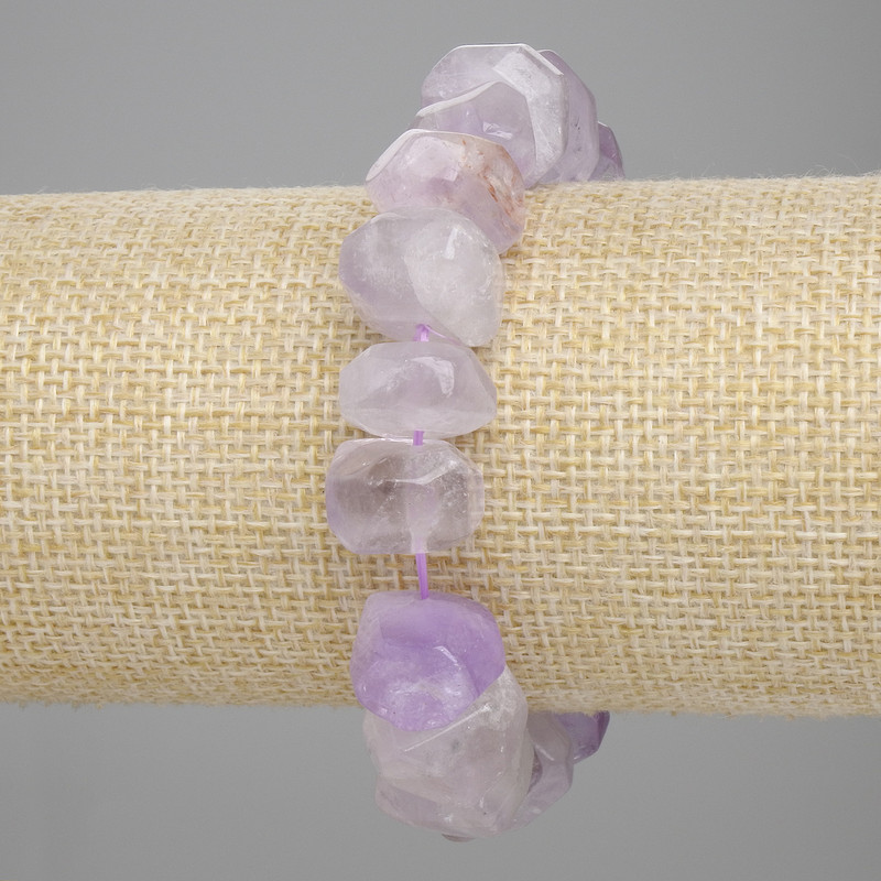Brățară din ametist cu fațete, diametru 9×14–15 mm, lungime aproximativ 18 cm, pe elastic