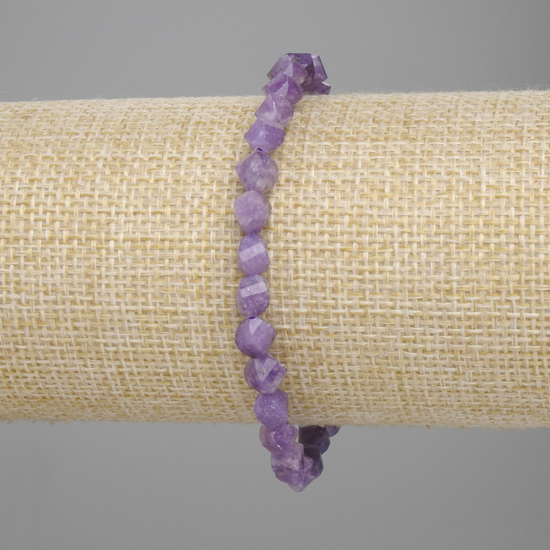 Brățară din ametist tăiat în formă de rombi, diametru 6×5 mm, lungime aproximativă 18 cm, pe elastic