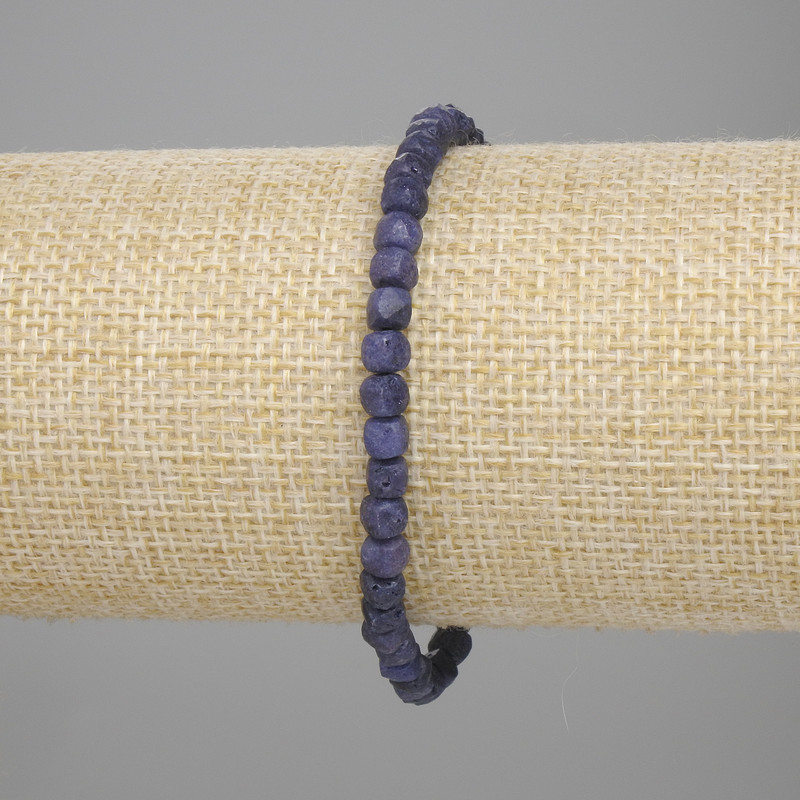 Brățară din safir tăiat cub, dimensiune 4×4 mm, lungime 18 cm, pe elastic