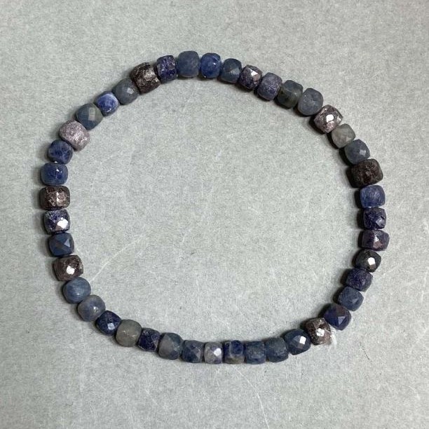 Brățară cu safir, cuburi fațetate 4×4 mm, lungime aproximativă 18 cm, pe elastic