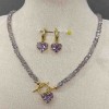Set de bijuterii: cercei, lungime aproximativă 24 mm; colier cu mărgele de cristal, diametrul 4×2,5 mm, cu pandantiv în formă de inimă de aproximativ 12 mm; lungime 42 cm, închizătoare toggle