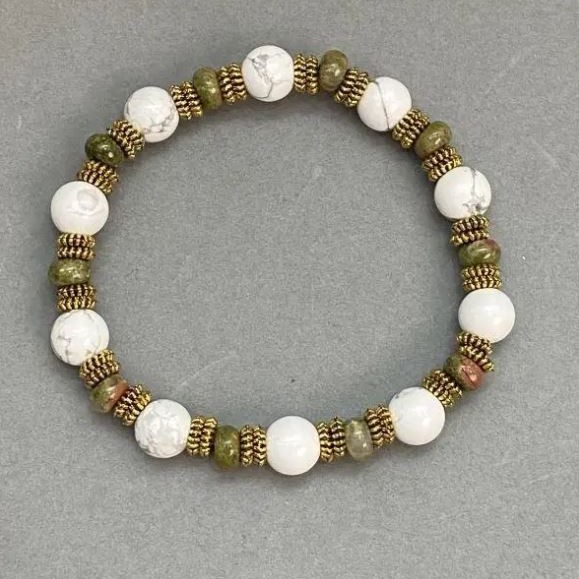 Brățară cu boabe de howlit de 8 mm ±, rondel de heliotrop 6×3 mm ±, lungime 18 cm ±, pe elastic