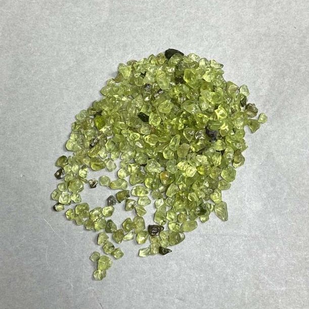 Cioburi naturale de chrysolit, fără gaură, 2-4×2-3 mm ± (pentru 100 g ±)