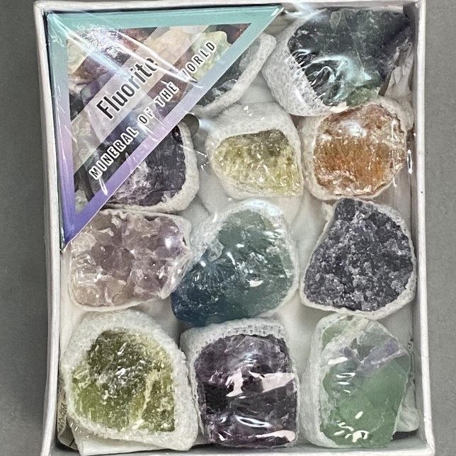 Fluorit suvenir asortat, dimensiuni (preț per cutie) 9x8 cm+