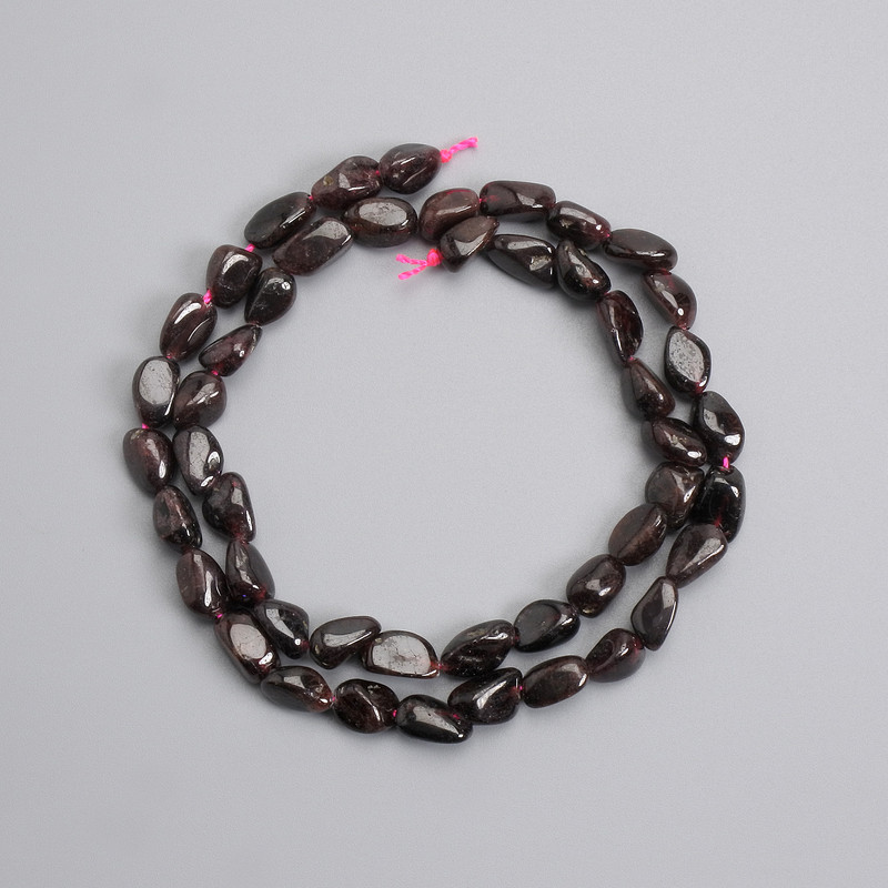 Mărgele de granat, formă elipsoidală, 8–12×5–6 mm, lungime aproximativă 39 cm, pe șnur