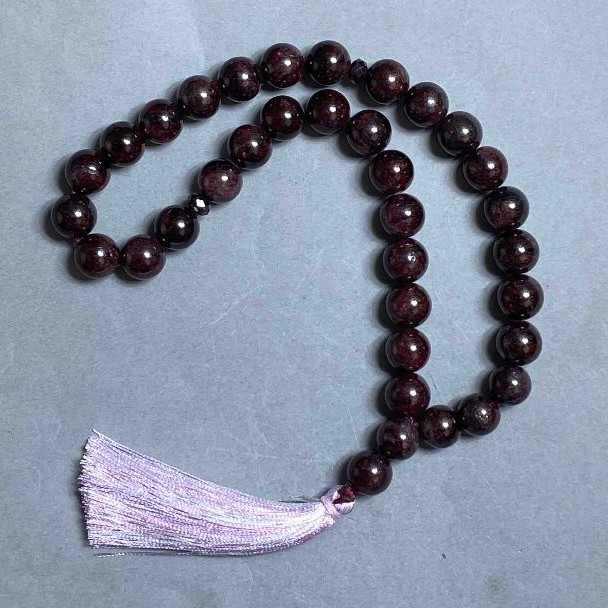Mătănii din granat, bile lucioase, diametru aproximativ 10 mm, 33 mărgele