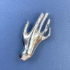 Broșă-pandantiv „Mână” din metal argintiu 27×55 mm+