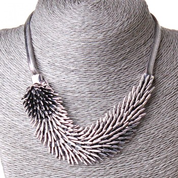 Colier arici argintiu cu pandantiv din oțel (15×3 cm), cu strasuri, lungime 40–50 cm