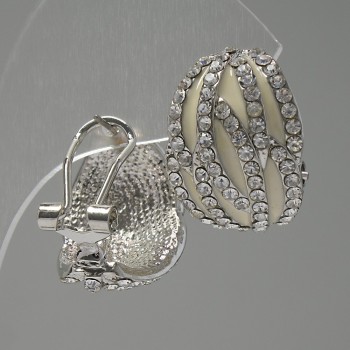 Cercei clasici «Gofră» email alb / strasuri / metal placat cu argint / 22 x 20 mm