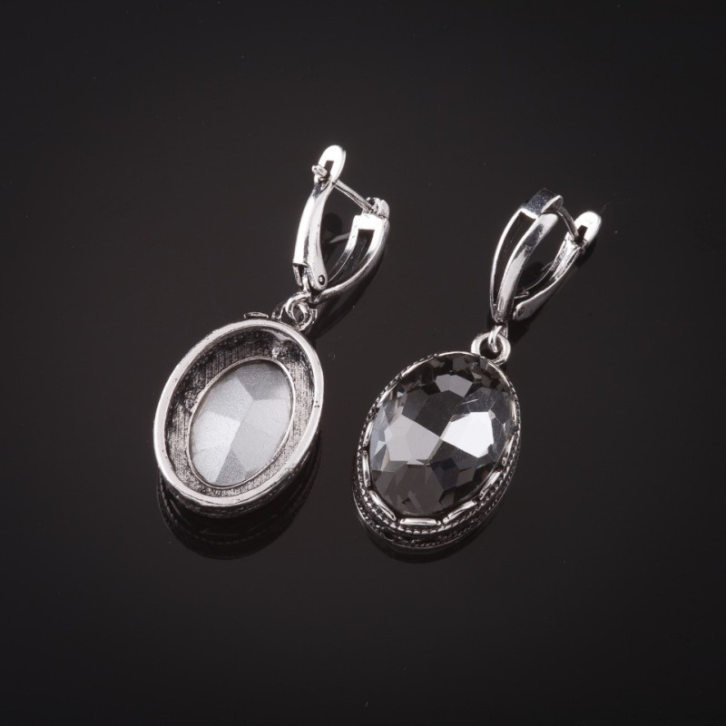 Cercei cu cristale gri, montură «dinți» ovală, piatră de 2 × 1,6 cm, lungime 4 cm