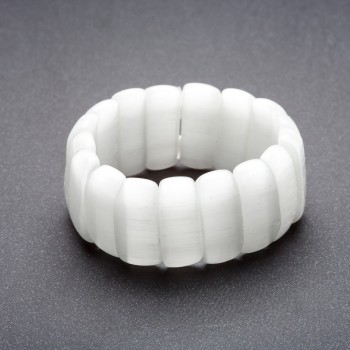 Браслет Котяче око на резинці колір Перловий "ланка" 25х11мм