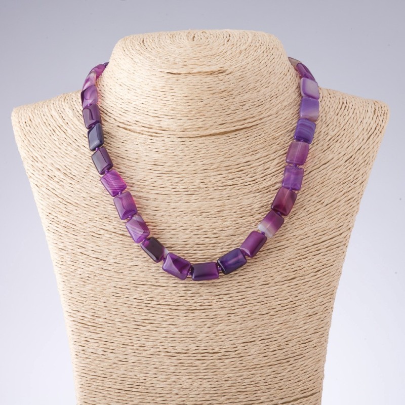 Colier din agate în nuanțe violete, formă dreptunghiulară, diametrul 10×14 mm, lungime 44 cm