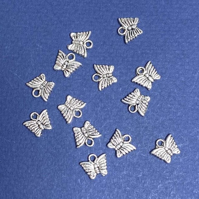 Pandantiv fluture, culoare argintiu, dimensiuni 9x10 mm, ambalaj 20 g, aproximativ 40 bucăți