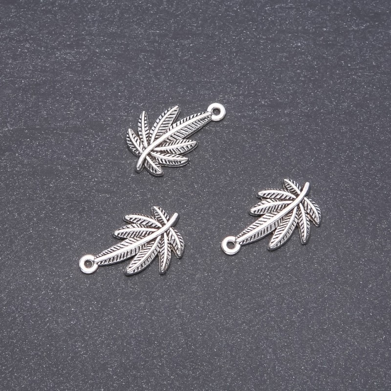 Pandantiv Frunză de cânepă 15x23 mm, lot 20 g, +/-10 buc