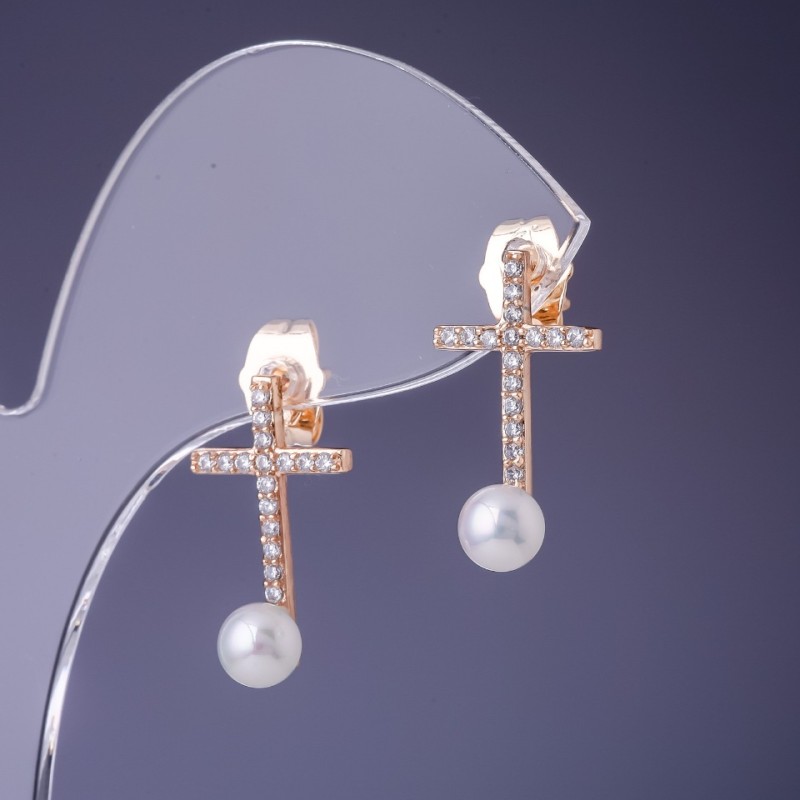 Cercei Xuping cu cruciulițe din perle Mallorca, 20x12 mm, placare cu aur 18K