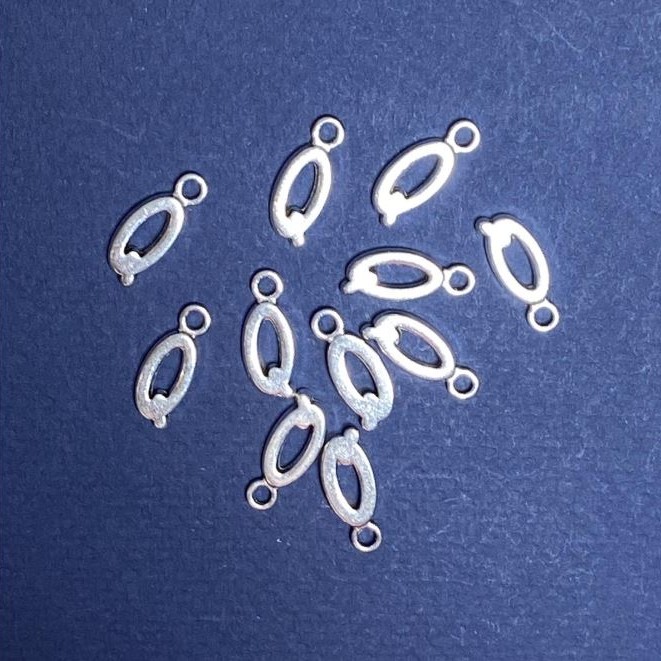 Pandantiv litera 'Q' 17x7mm, ambalaj 20 g (+/- 24 buc.)