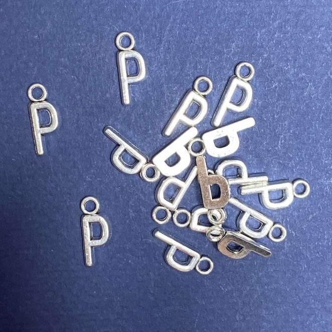 Pandantiv în formă de literă 'P', 17x7 mm, ambalaj de 20 g (+ - 30 buc.)