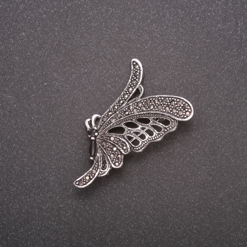 Broșă în formă de fluture, culoare argint picurat, 42×27 mm