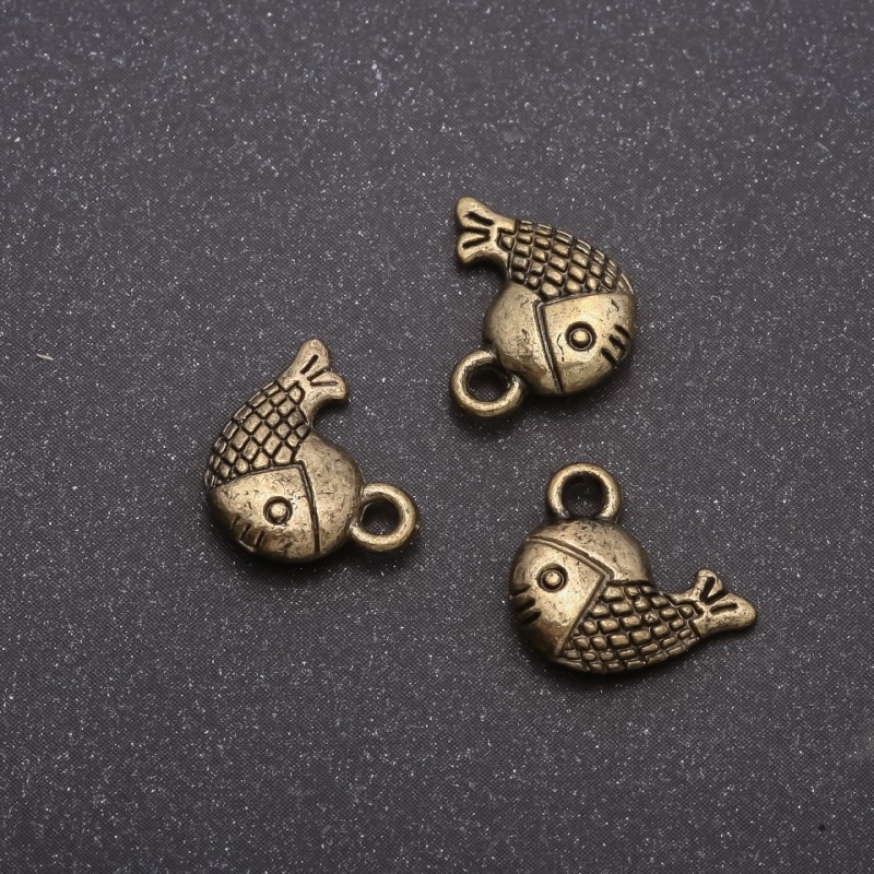 Pandantiv din bronz în formă de pește, diametrul 13x12 mm, greutate aproximativă 20 g, aprox. 19 bucăți