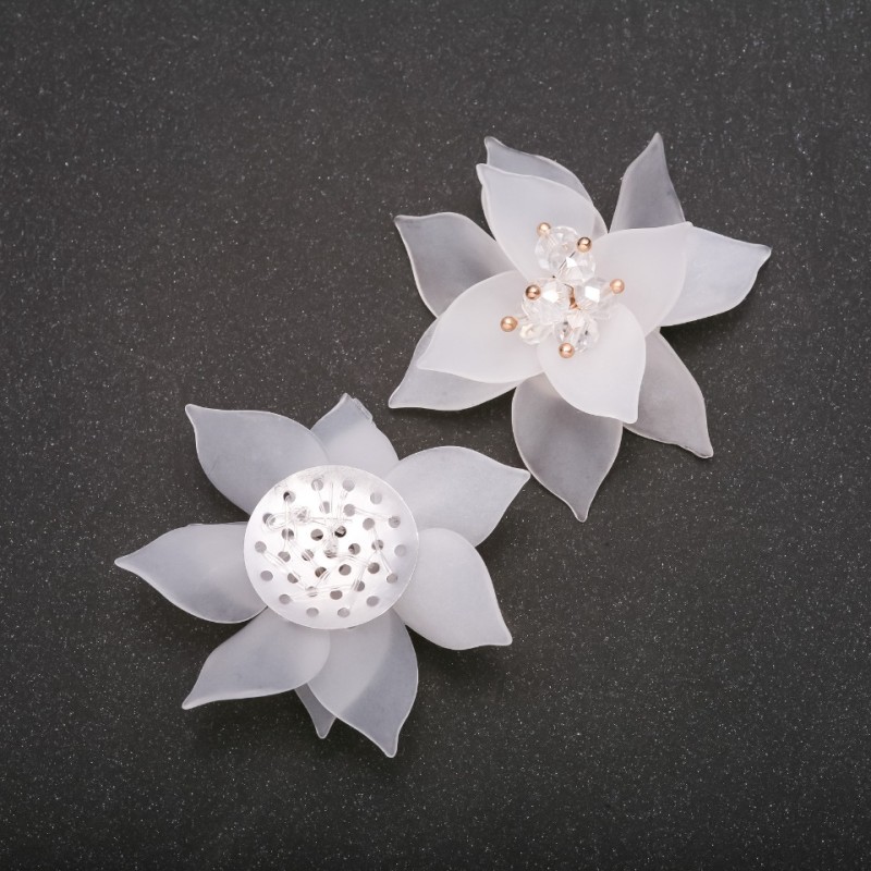 Patch decorativ – Floarea Crinului, acril alb, diametrul 50 mm (+/-)