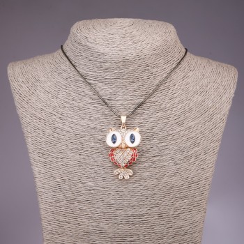 Pandantivul «Bufnița» pe un lanț lung, în nuanța «aur negru», diametrul 30×35 mm, lungimea 85 cm