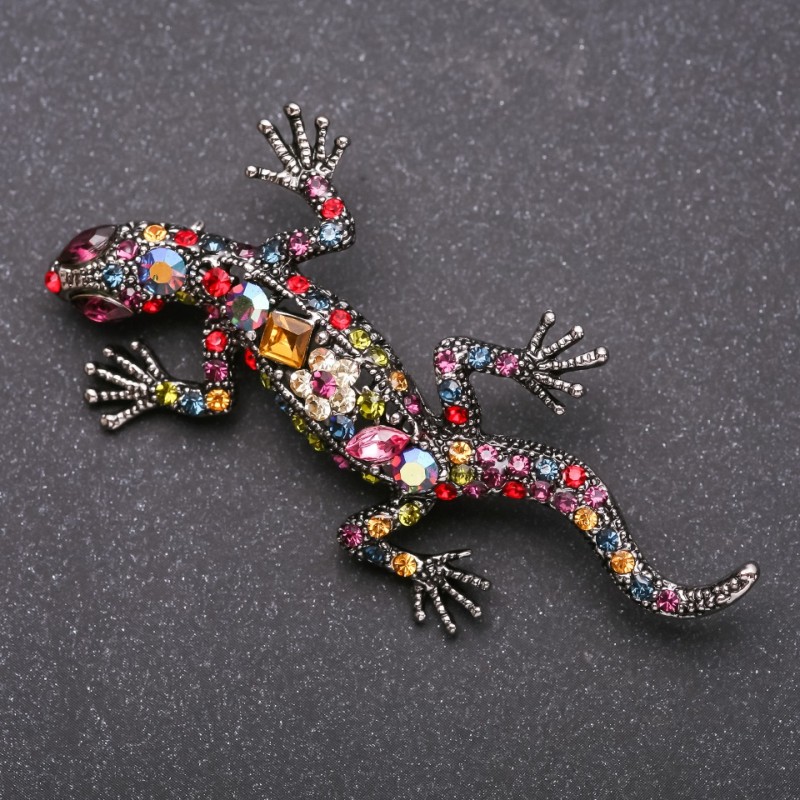 Broșă șopârlă cu strasuri colorate pe metal gri 66×34 mm