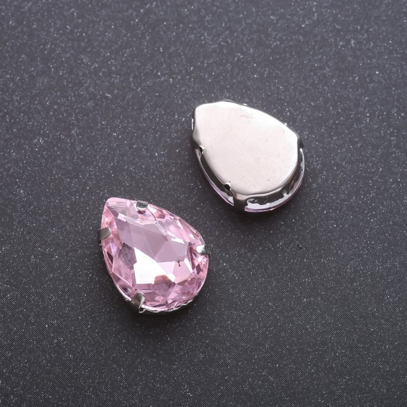 Preț per pachet /10 buc. Cristal cusut în suport, formă picătură 13×18 mm, roz