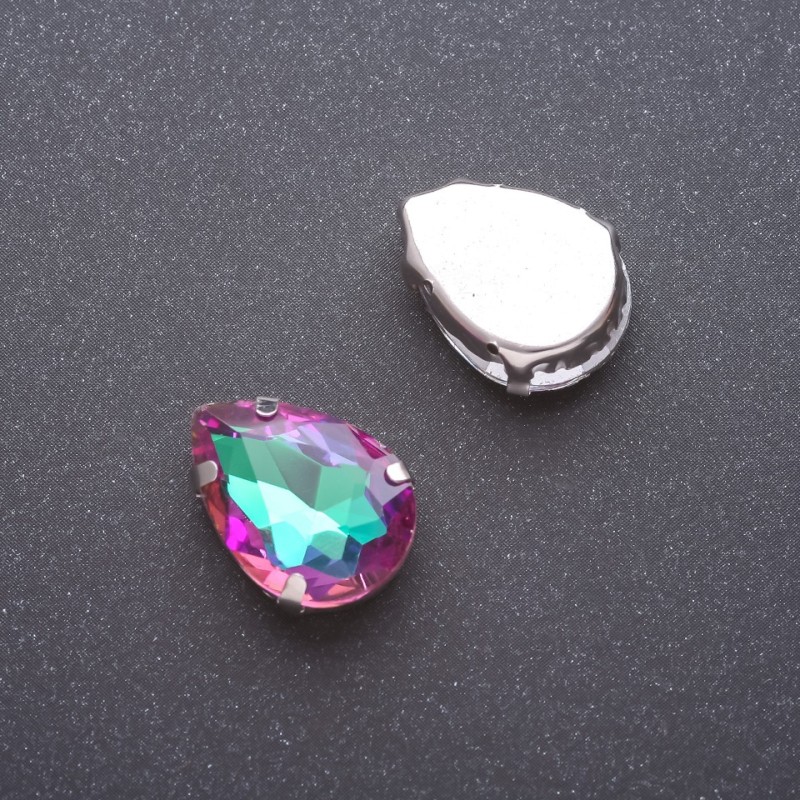 Preț per pachet /10 buc. Cristal cusut în formă de picătură 13×18 mm, visiniu-verde, cu tijă metalică