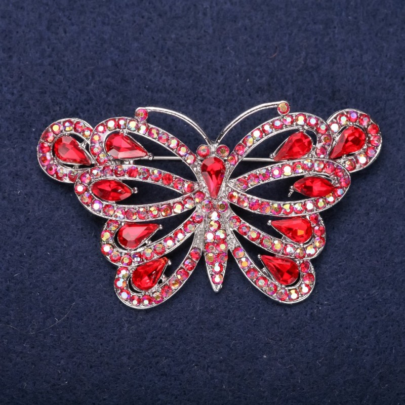Broșă «Fluture» cu strasuri roșii 39×67 mm, metal argintiu