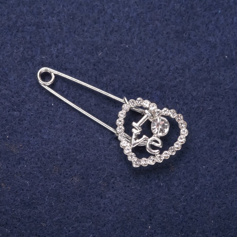 Broșă cu ac «Inimă LOVE» cu strasuri albe, 43×18 mm, metal argintiu