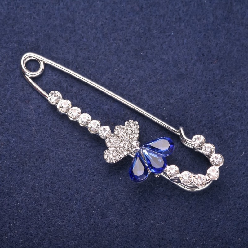 Broșă cu ac — Floare evantai, strasuri albe, pietre albastre, 70x25 mm, metal argintiu lucios