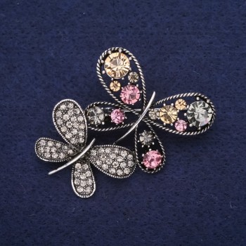 Broșă Fluturi cu strasuri, culoare galben, liliac și gri, 45×35 mm, metal argintiu
