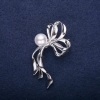 Reducere! Broșă fundă cu mărgea de perlă albă, 50×30 mm, metal argintiu