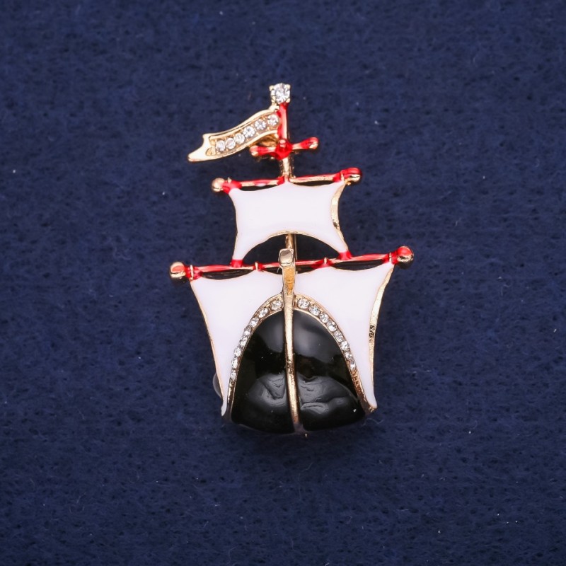 Broșă «Navă» email alb-negru, 30×44 mm, metal auriu