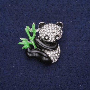 Broșă Panda cu strasuri în email, culoare albă, neagră și verde, 28×28 mm, metal argintiu