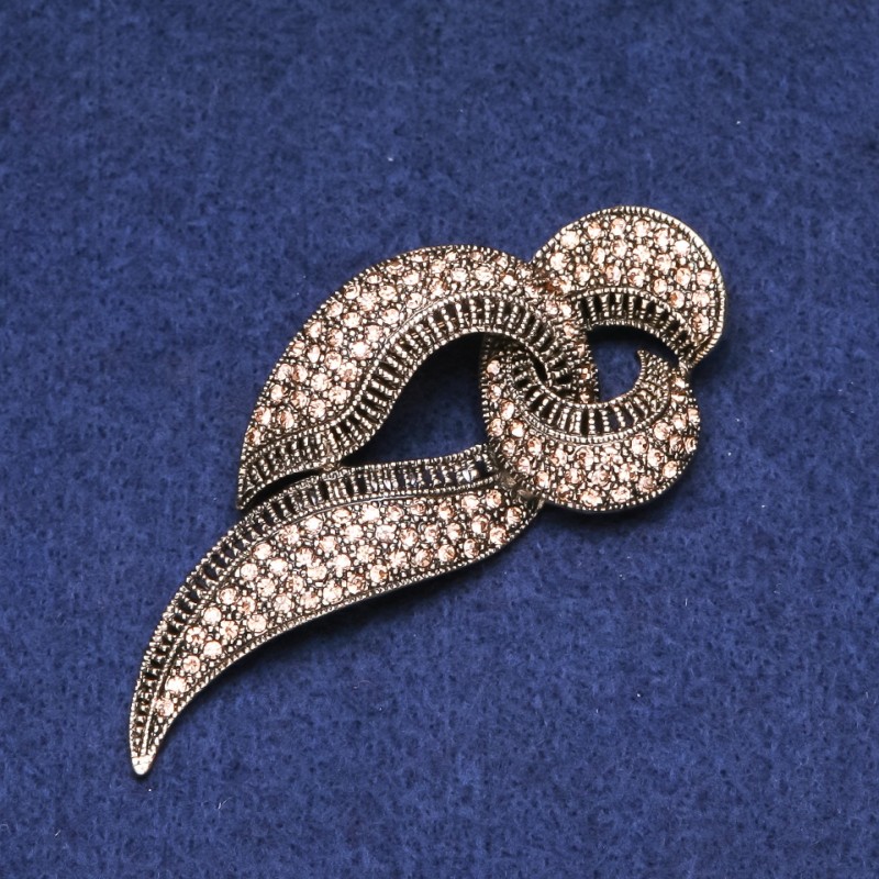 Broșă în formă de fundă cu strasuri, metal auriu, 38×80 mm