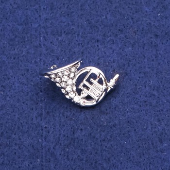 Broșă în formă de corn francez cu cristale, metal argintiu 16×27 mm