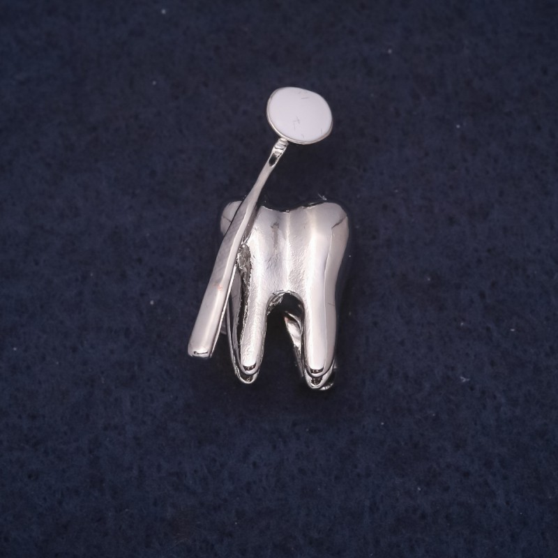 Broșă dinte 18x31 mm email alb metal argintiu