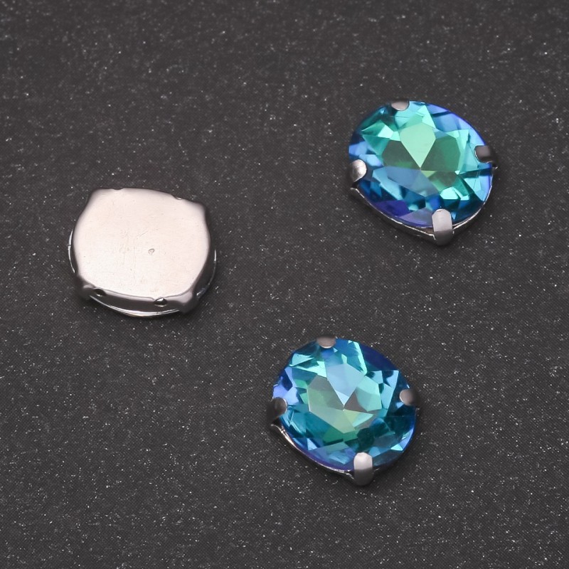 Preț per pachet de 10 bucăți. Cristal cusut în prindere metalică, oval, 10x12mm, verde-azuriu